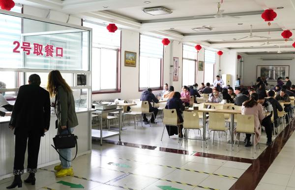 今年,潍坊科技学院的学生餐厅成为了寿光"网红",菜品,服务,环境都让
