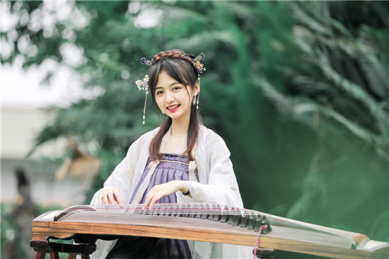 李佳窈弹奏古筝