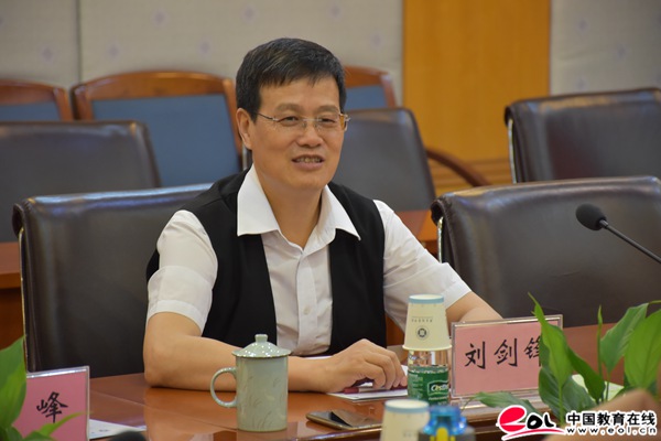 我校党委书记刘剑锋介绍情况
