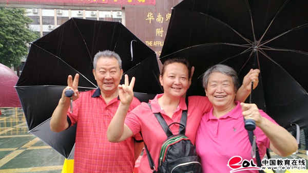 直击广州高考首日:暴雨下的中国红、八旬老人