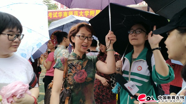 直击广州高考首日:暴雨下的中国红、八旬老人