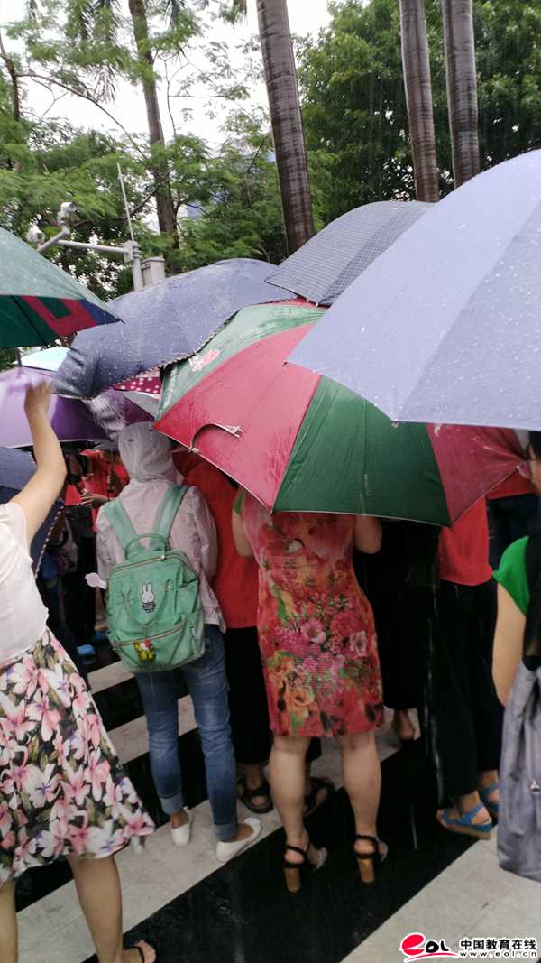 直击广州高考首日:暴雨下的中国红、八旬老人