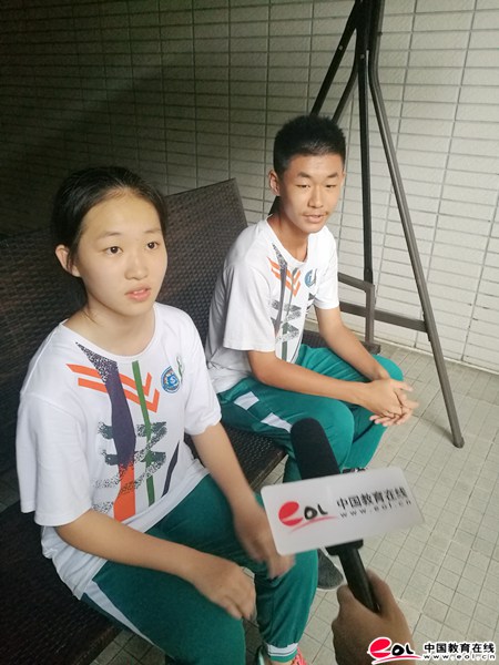 高一一班两位同学接受采访:蒋佳欣(左,宋煊赫(右)