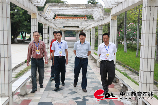 市教育局调研员覃存民到南宁二十四中检查卫生