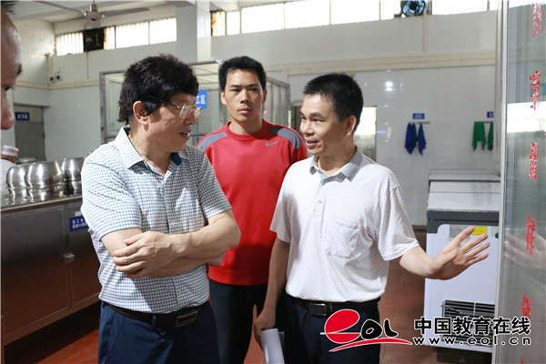 市教育局调研员覃存民到南宁二十四中检查卫生
