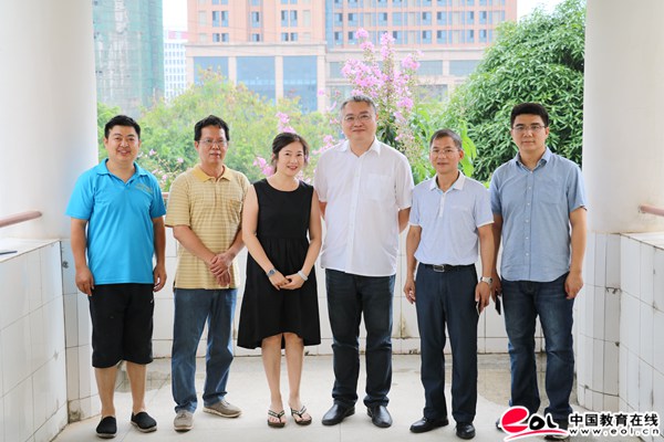 送祝福 鼓士气|南宁市教育局潘永钟局长慰问南宁八中高三师生