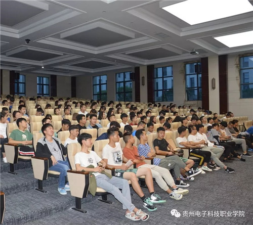 贵州电子科技职业学院计大系举办经典爱国主义电影展播活动