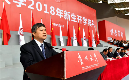 石用流利的中文表达了对多彩贵州的喜爱以及对贵大师生热情关怀的感谢