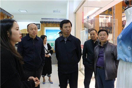 中组部办公厅副主任王彦昆一行到黔东南职业技