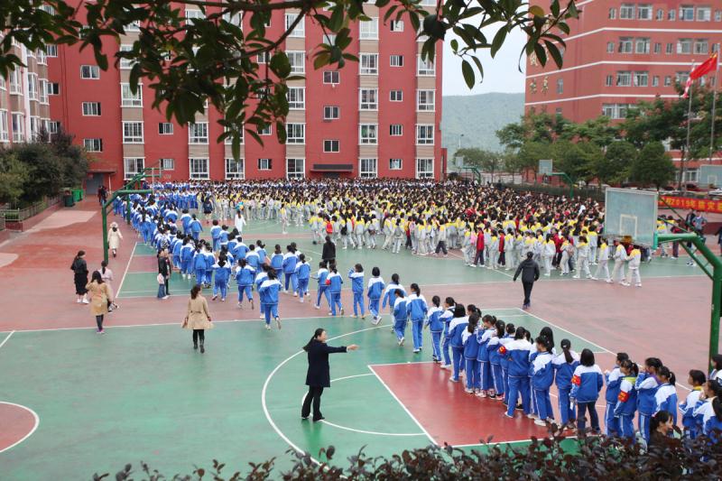 开展紧急避险演练牢筑生命安全防线喜迎祖国70华诞毕节梁才学校举行