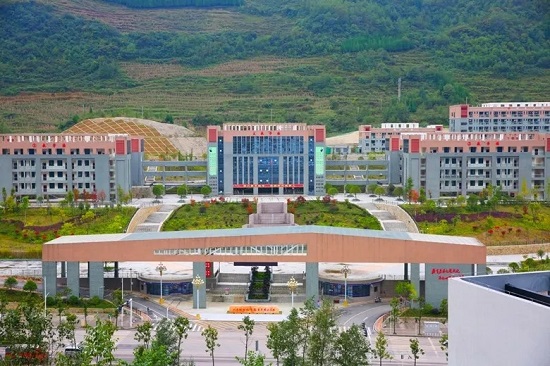学校地址:贵州省六盘水市水城县双水街道办事处以朵居民委员会以朵