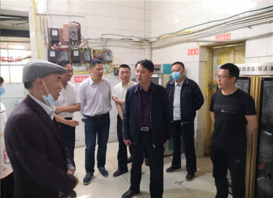 威宁自治县县委常委宣传部部长肖良宪一行莅临威宁民族中学调研高一