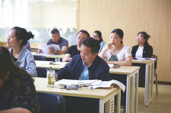 毕节幼儿师范高等专科学校校领导石承钧卢凤鹏一行深入思政课堂听课