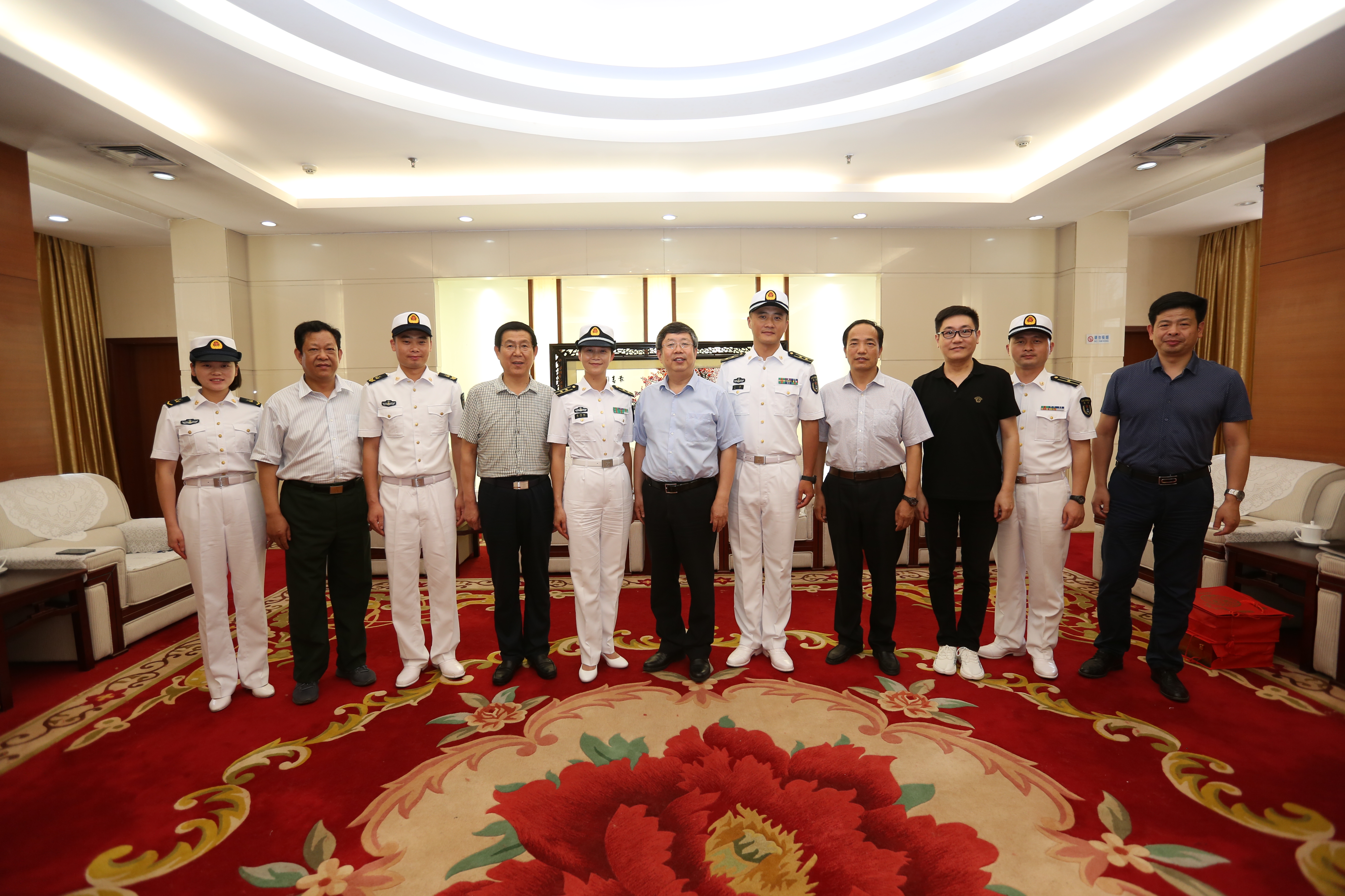 海军"郑州舰"实习舰长韦慧晓为郑州大学师生做国防教育报告