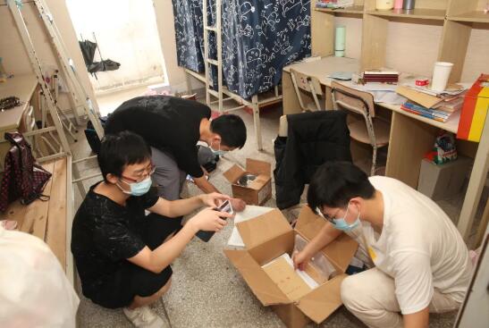 武汉交通职业学院教师"视频打包"行李,毕业生纷纷点赞