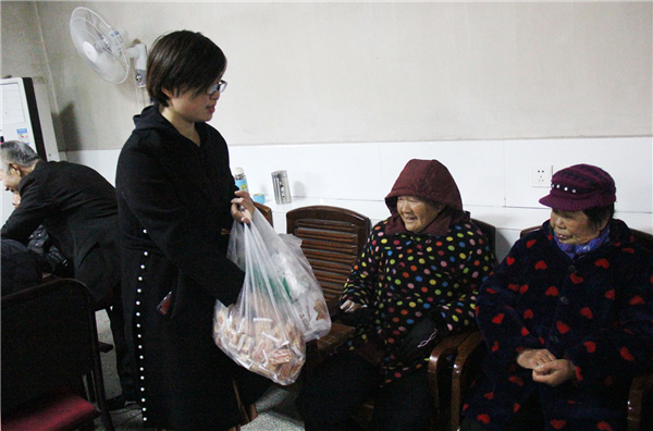 临澧一中高一英语组老师走进敬老院里送温暖