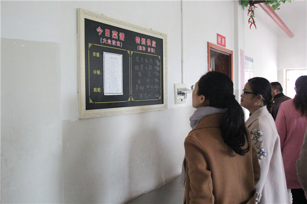 临澧一中高一英语组老师走进敬老院里送温暖