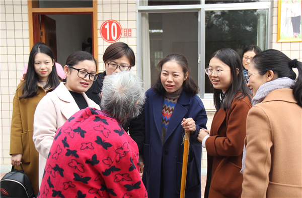 临澧一中高一英语组老师走进敬老院里送温暖