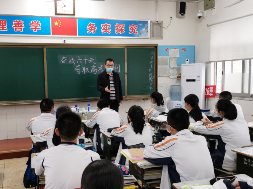 湖南分站 湖南校园动态   5月7日上午,临澧一中高三年级以班级为单位