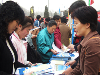 图为考生抢读《高考实用手册》