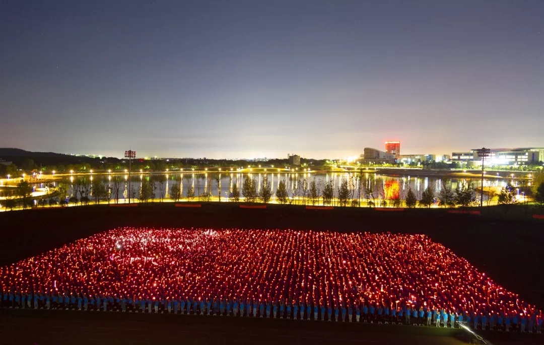 西应用科技学院5000余名新生点亮五星红旗向