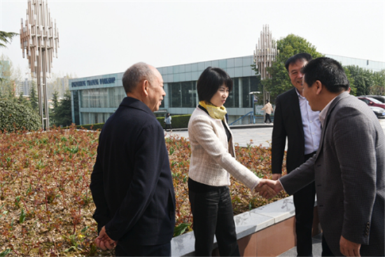 董事长任万钧,校长任芳,党委书记马永侠欢迎考核组一行
