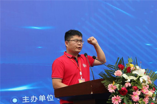 裁判员秦江涛老师代表全体裁判员宣誓