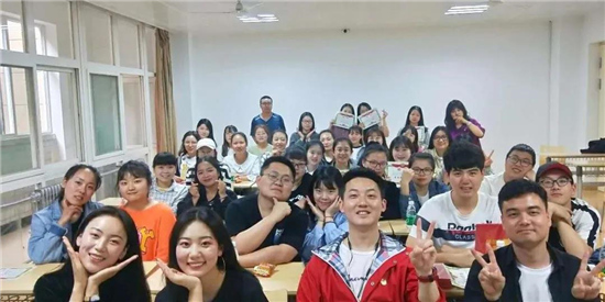 实力宠西安培华学院一女生为全班同学私人订制毕业礼物
