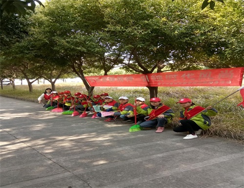 弘扬雷锋精神,做新时代好队员 --遂宁市富源实