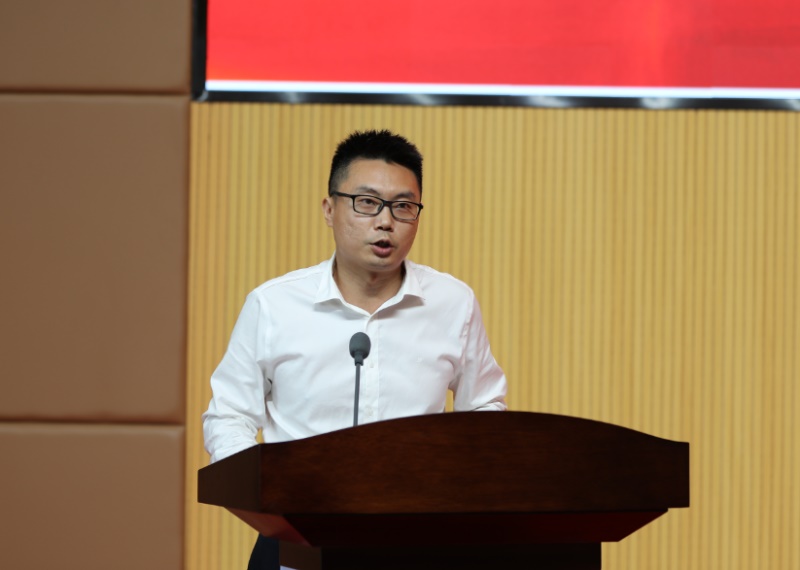邓启华副院长宣读万华化学优秀教师名单