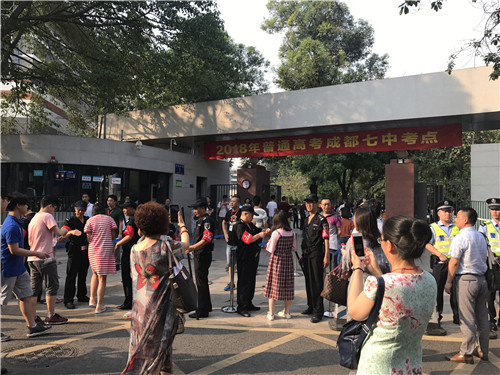 2018年高考拉开帷幕 成都七中考场秩序井然