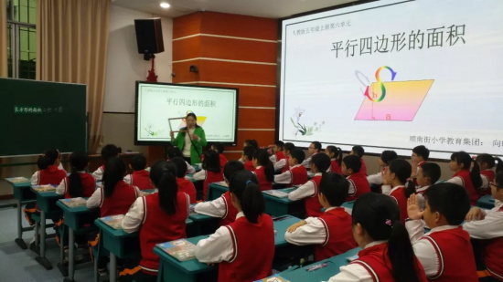顺南街小学向晓蓉老师作现场课堂展示