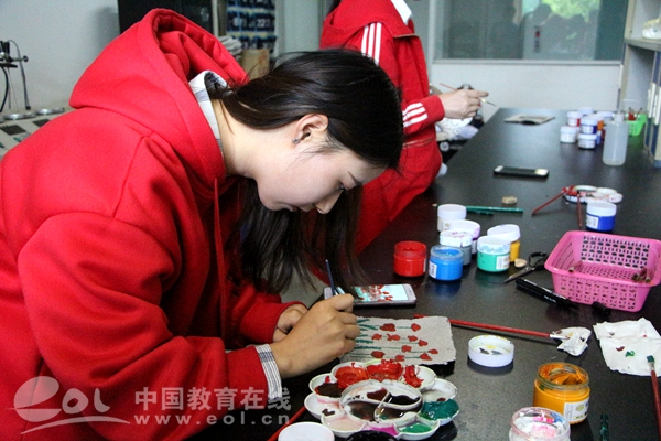 废纸变“名画”衢院学子自制环保艺术品