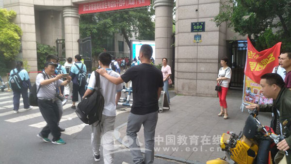 滚动直播 | 2018高考鸣锣开考,第一时间为你带