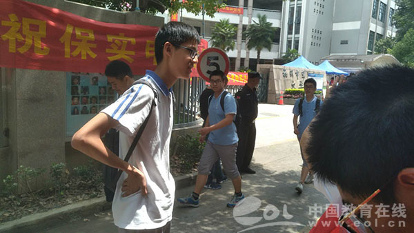 杭州中考今天拉开帷幕考点一片红火齐祝考生考试顺利