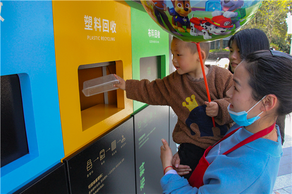 扔进垃圾就能赚钱? 智能垃圾分类回收站现身宁