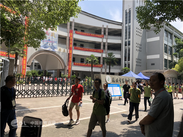 10:38@翠苑中学文华校区 考生陆续走出考场