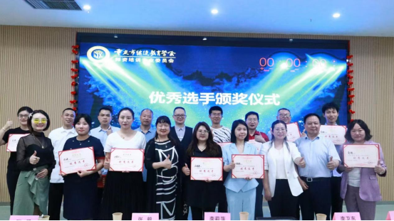 重庆市“AI+行业赋能”研修班圆满收官，助力行业智能化升级——培养复合型人才，推动数字经济与行业深度融合