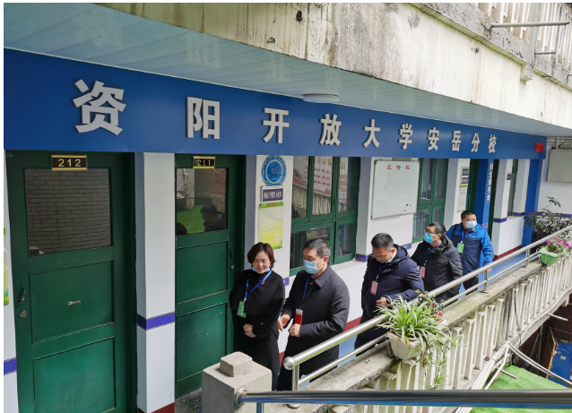 四川开放大学校长杨俊辉巡视指导资阳开大系统考试工作