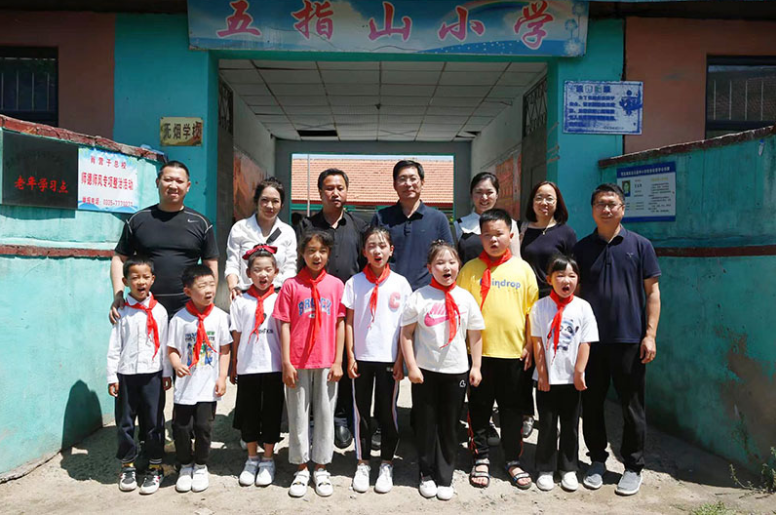 秦皇岛开放大学到五指山小学开展“童心向党·喜迎二十大”六一慰问活动