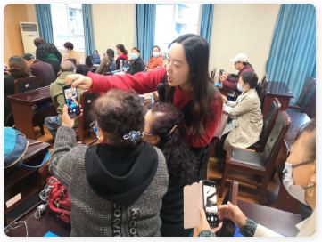 智慧助老,让老年人跨越“数字鸿沟” 智慧助老,让老年人跨越“数字鸿沟”