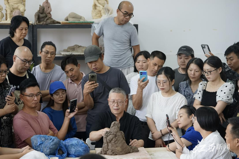 景德镇陶瓷大学:“景德镇手工制瓷技艺(陶瓷雕塑创作)”传承人研修班圆满结业 景德镇陶瓷大学:“景德镇手工制瓷技艺(陶瓷雕塑创作)”传承人研修班圆满结业