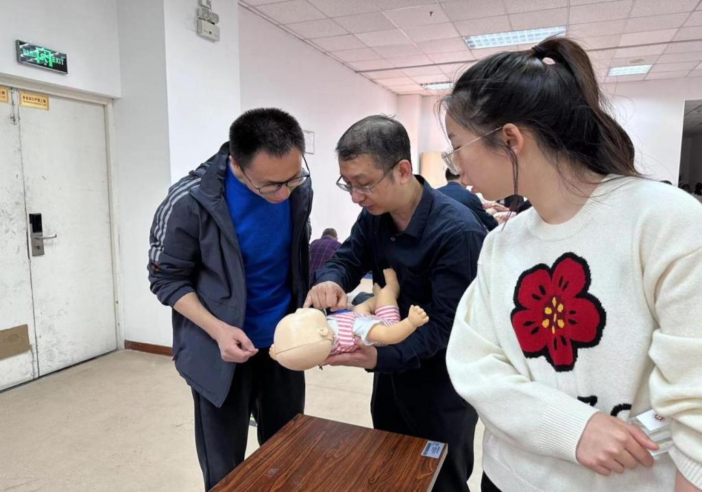 温医大成功举办首期中小学教师常用急救技能培训班