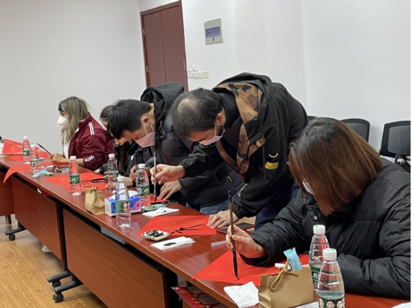 体验中国春节传统文化国际学生别样“福字”贺新年 体验中国春节传统文化国际学生别样“福字”贺新年
