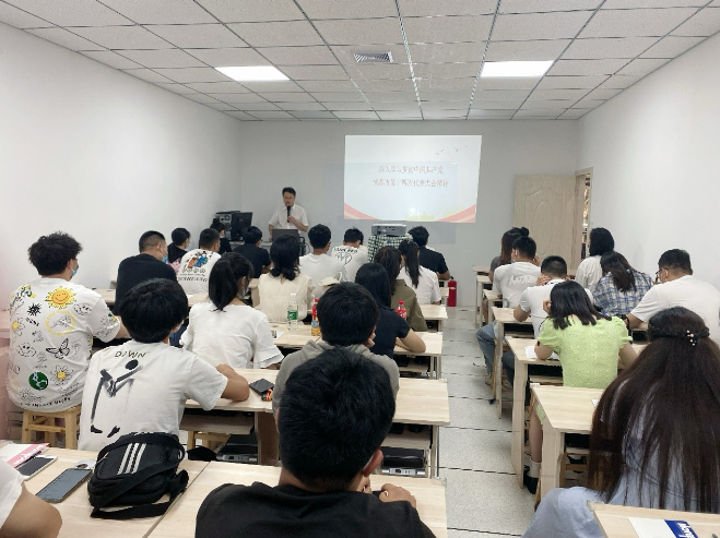 贯彻党代会精神踔厉奋发谱新篇——学校党委副书记、校长谢育新深入办学一线讲思政课