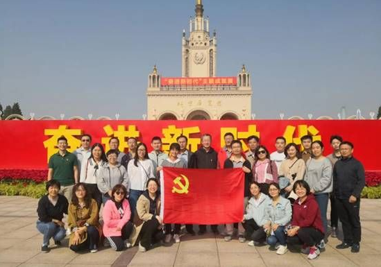 我校教职工集体参观“奋进新时代”主题成就展 我校教职工集体参观“奋进新时代”主题成就展