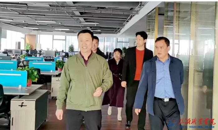 学校领导带领现代建筑学院赴企业走访调研