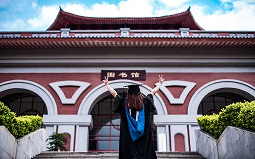 重庆开放大学不用考试直接入学吗？