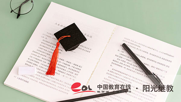 成人高考几月报名呢？人数有限制么？