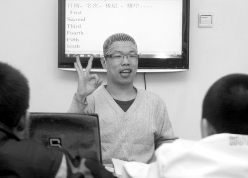 脑瘫青年大学英语考过专业8级 毕业自办培训班